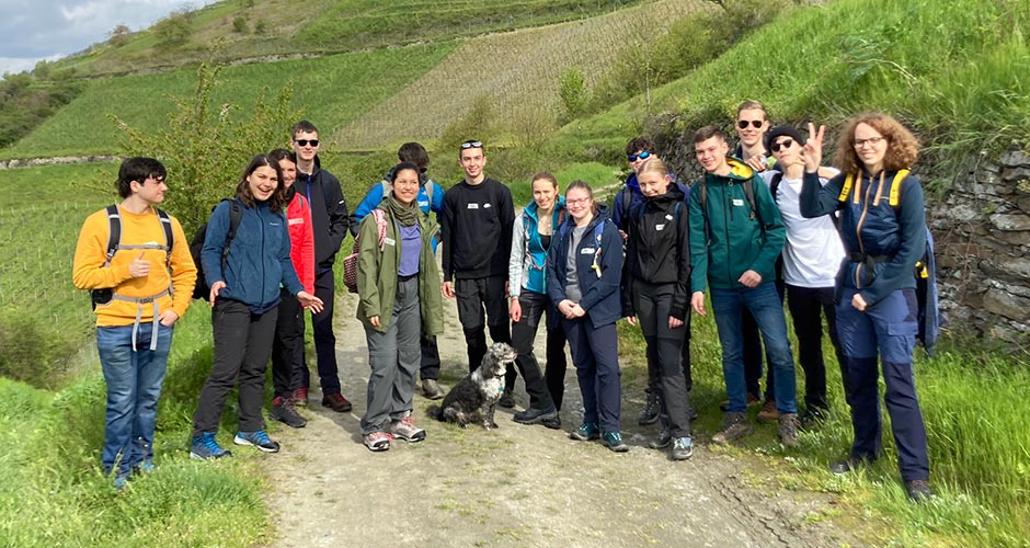 Foto Exkursionsgruppe beim Wandern auf dem Rheinsteig