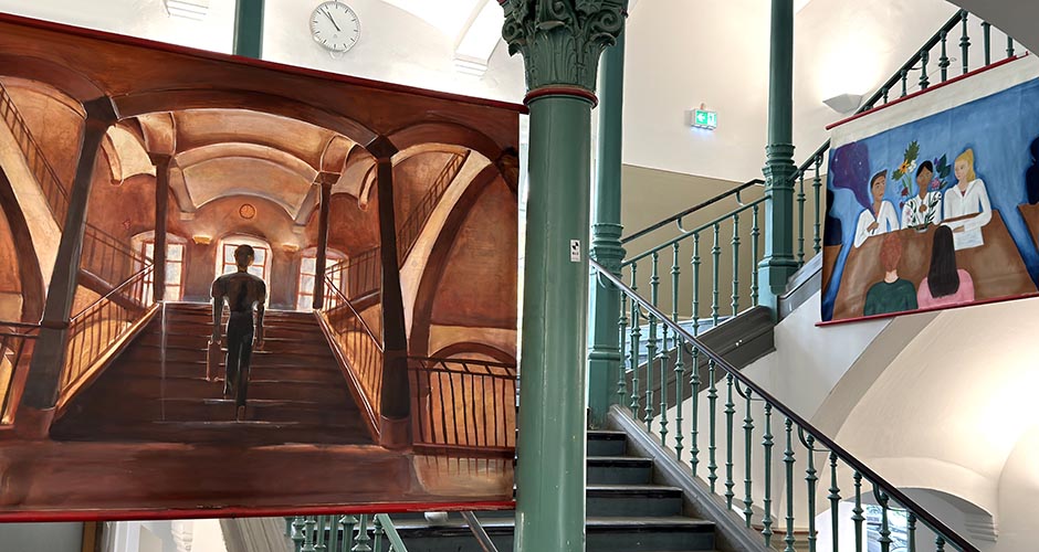 Foto Wandkartenbilder im Treppenhaus des Altbaus