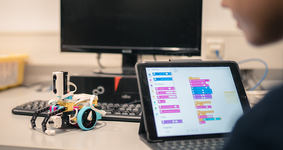 Fotomotiv Schülerinnen auf dem Schulhof