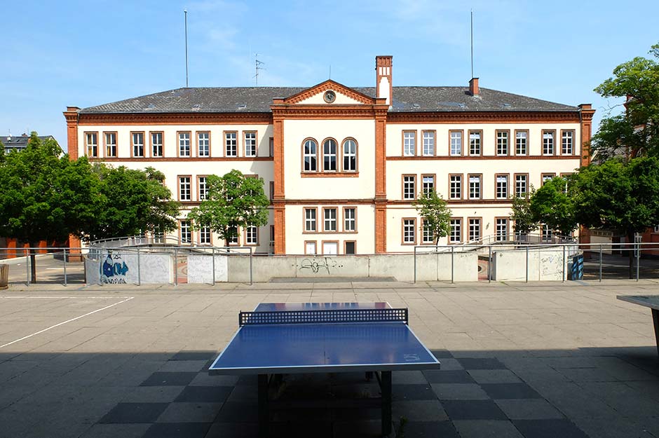 Fotomotiv Schülerinnen auf dem Schulhof