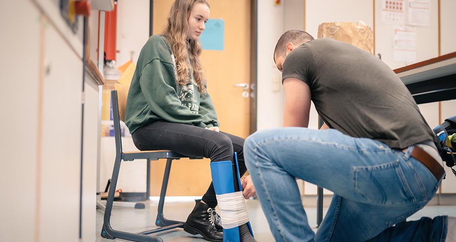 Fotomotiv Schülerinnen auf dem Schulhof
