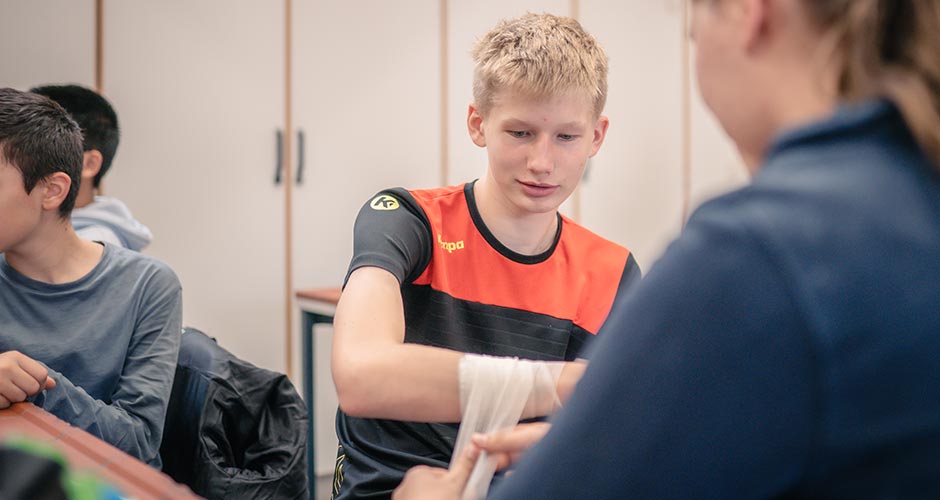 Fotomotiv Schülerinnen auf dem Schulhof