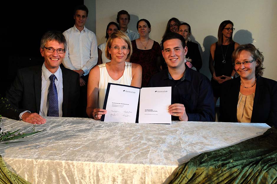 Fotomotiv Unterzeichnung der Schulverfassung